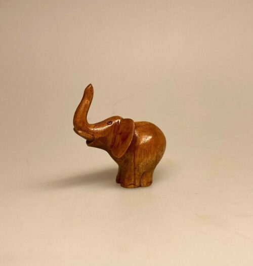 Elefant - Håndskåret af Træ - Lille Brun med snabel op, elefantfigur, træelefant, elefanter, ting med elefanter, elephant, træfigur, kunsthåndværk, træskærearbejde, design, enkel, god stil, flot, speciel, træsnit, lille, figur, biti, ribe,