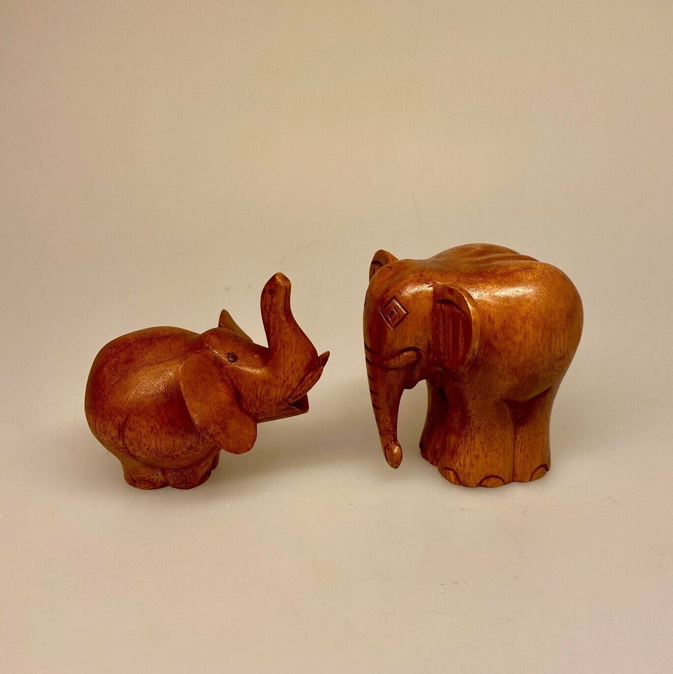 Håndskåret Elefant af Træ med Snabel op - Stor, Håndskåret Elefant af Træ med Snabel ned, træfigur, trædyr, træelefant, bodil, lille per, far til fire, elefantfigur, håndlavet, håndsnittet, træsnit, træskærearbejde, træskærer, unika, ting med, elefanter, biti, ribe, gave, gaveide, julegave, ribe,