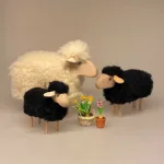 Får - træ og uld - lille sort, Får - træ og uld - lille sort, marsklam, uld, lammeuld, uldfår, fårefigur, vadehavet, vadehavslam, ribe, marsken, nationalpark, påskelam, påske, symbolsk, konfirmation, oh du guds lam, konfirmand, gave, souvenir, forår, liv, biti, ribe, kunsthåndværk, kvalitet, håndlavet