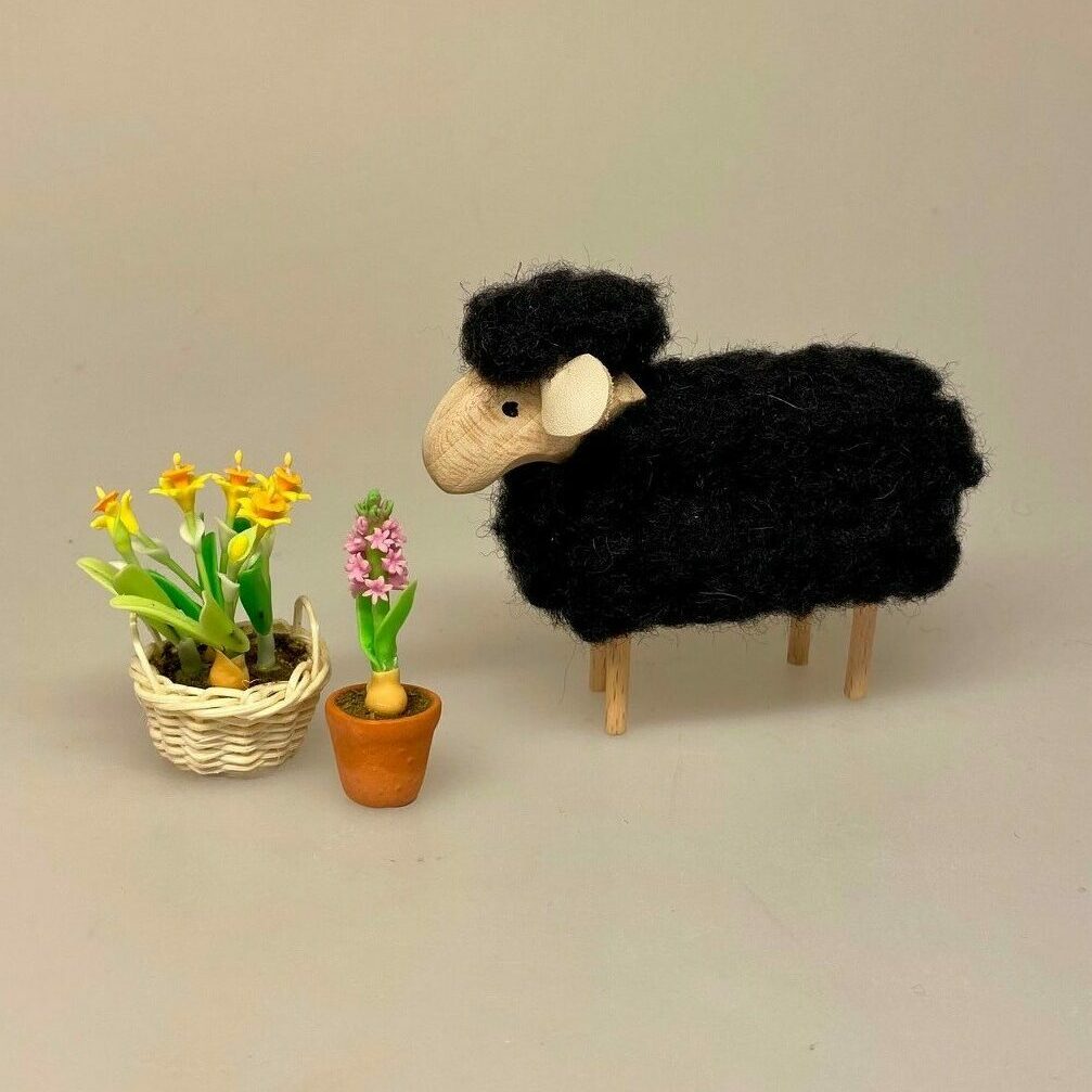 Får - træ og uld - lille sort, marsklam, uld, lammeuld, uldfår, fårefigur, vadehavet, vadehavslam, ribe, marsken, nationalpark, påskelam, påske, symbolsk, konfirmation, oh du guds lam, konfirmand, gave, souvenir, forår, liv, biti, ribe, kunsthåndværk, kvalitet, håndlavet