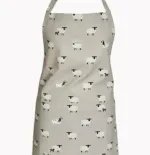 Forklæde i Bomuld med tryk - Unisex - Får, lam, sheep, sophie allport, marsken, marsklam, vadehavet, græs, enge, dansk, vadehavslam, vadehavsfår, typisk, påskelam, fårehold, fåremotiv, forklæde, til mænd, herrer, damer, smart, flot, lækkert, kvalitet, tryk, engels, praktisk, anvendeligt, nyttigt, gave, gaveide, julegave, køkkenet, køkken, mad,madlavning, finere, kok, bage, den store bagedyst, grill, weber, biti, ribe