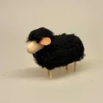 Får - træ og uld - lille sort, Får - træ og uld - lille sort, marsklam, uld, lammeuld, uldfår, fårefigur, vadehavet, vadehavslam, ribe, marsken, nationalpark, påskelam, påske, symbolsk, konfirmation, oh du guds lam, konfirmand, gave, souvenir, forår, liv, biti, ribe, kunsthåndværk, kvalitet, håndlavet