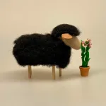 Får - træ og uld - lille sort, Får - træ og uld - lille sort, marsklam, uld, lammeuld, uldfår, fårefigur, vadehavet, vadehavslam, ribe, marsken, nationalpark, påskelam, påske, symbolsk, konfirmation, oh du guds lam, konfirmand, gave, souvenir, forår, liv, biti, ribe, kunsthåndværk, kvalitet, håndlavet