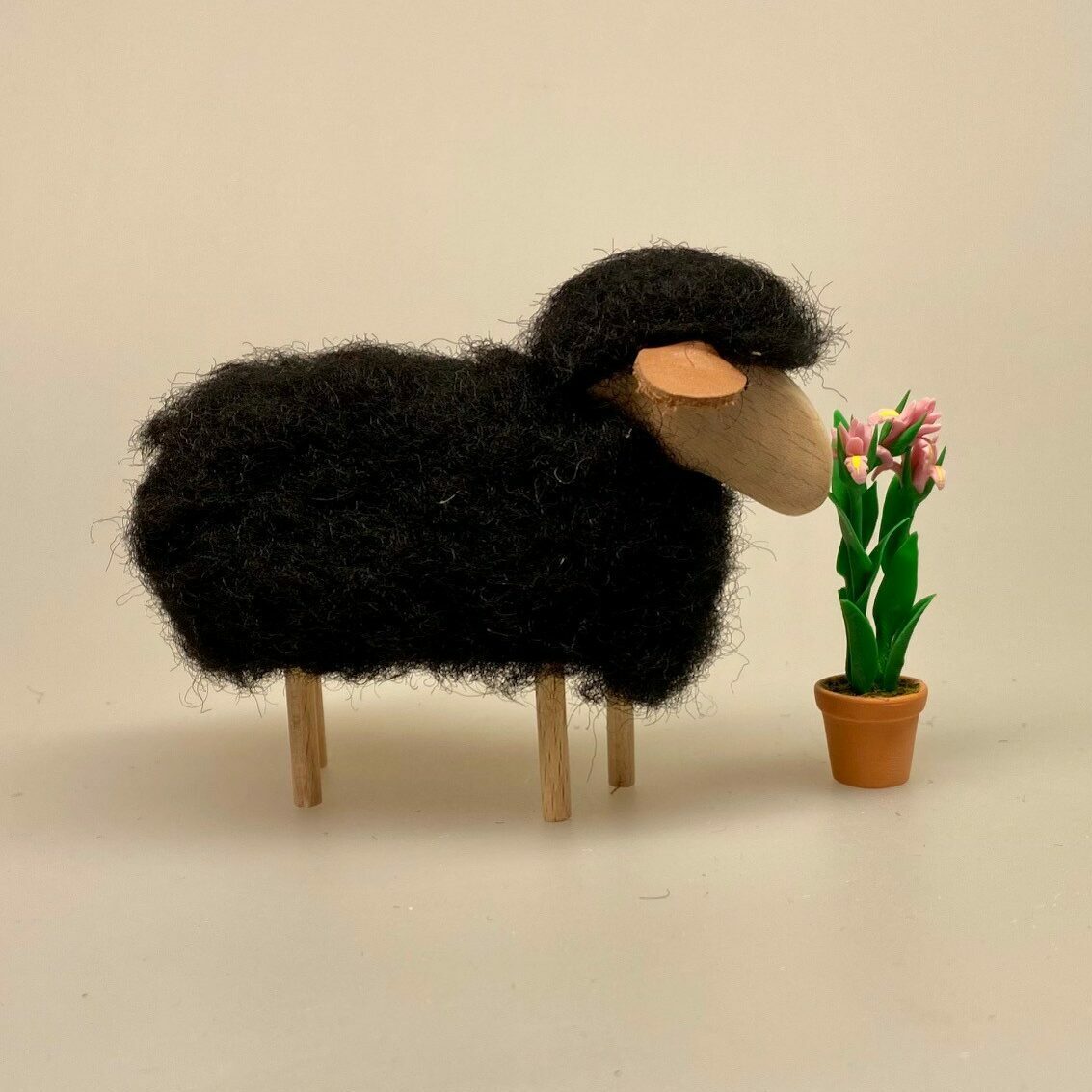 Får - træ og uld - lille sort, Får - træ og uld - lille sort, marsklam, uld, lammeuld, uldfår, fårefigur, vadehavet, vadehavslam, ribe, marsken, nationalpark, påskelam, påske, symbolsk, konfirmation, oh du guds lam, konfirmand, gave, souvenir, forår, liv, biti, ribe, kunsthåndværk, kvalitet, håndlavet