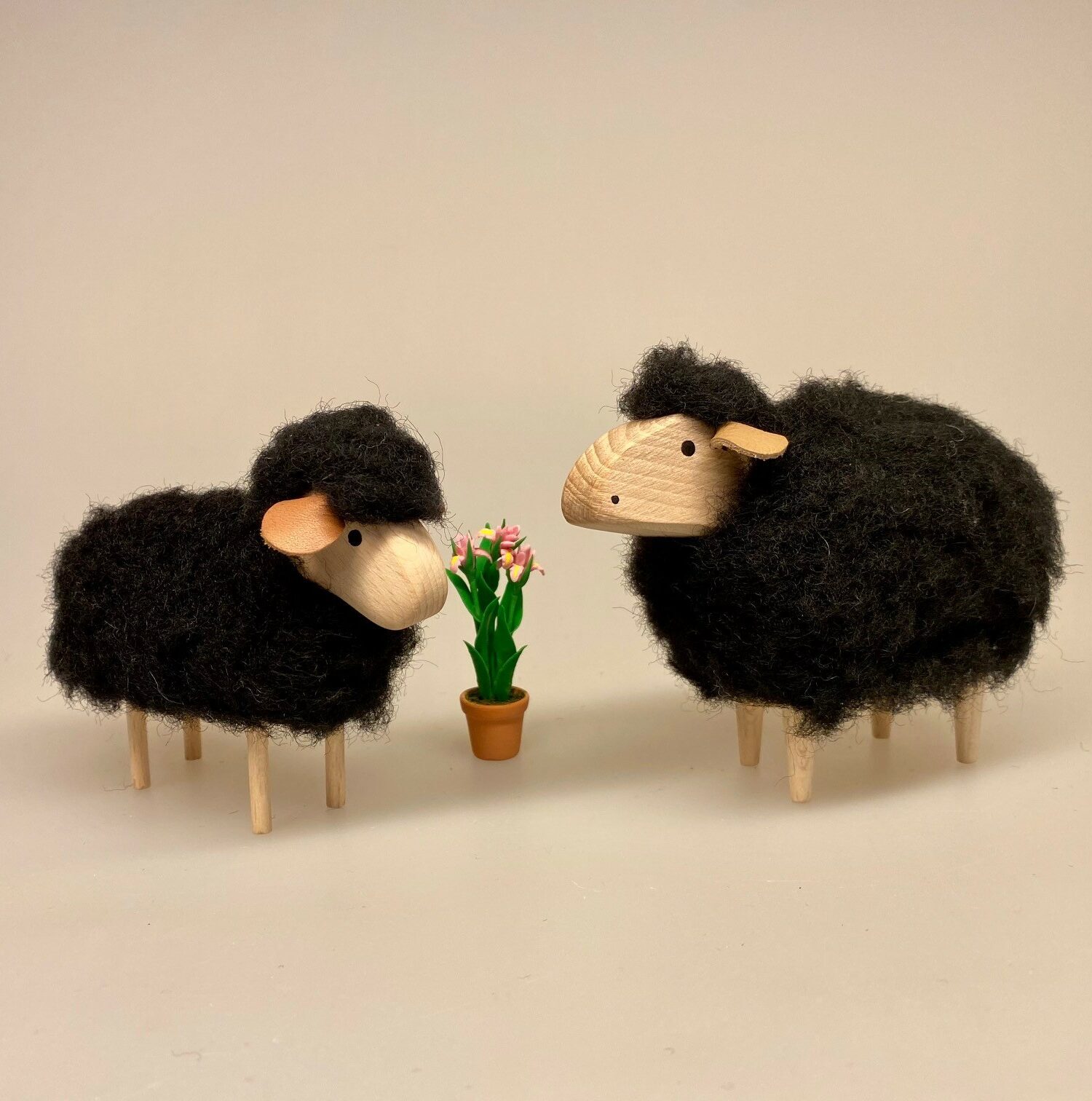 Får - træ og uld - lille sort, marsklam, uld, lammeuld, uldfår, fårefigur, vadehavet, vadehavslam, ribe, marsken, nationalpark, påskelam, påske, symbolsk, konfirmation, oh du guds lam, konfirmand, gave, souvenir, forår, liv, biti, ribe, kunsthåndværk, kvalitet, håndlavet
