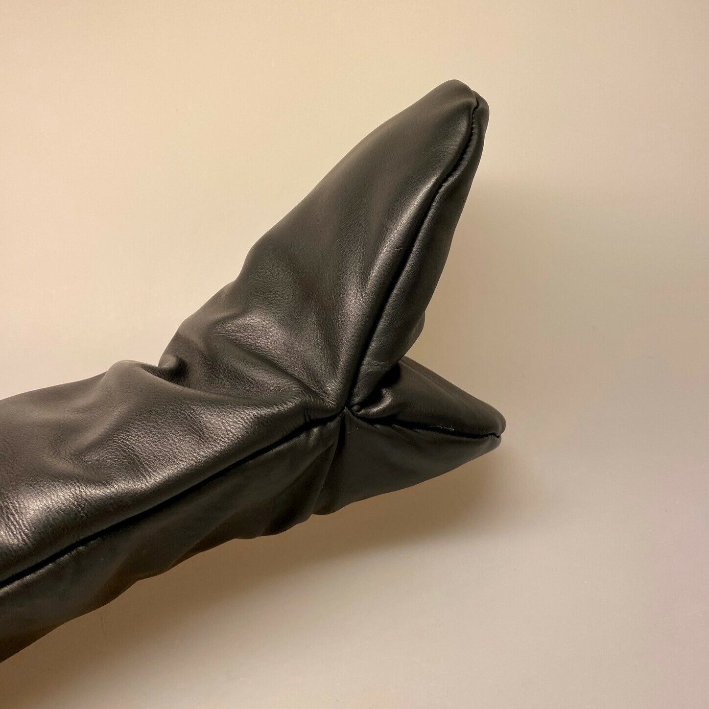 Grillhandske - Kraftigt læder - Sort, grillluffer, grillvanter, grill, weber, madlavning, mænd i køkkenet, kok, kokketilbehør, læder, skind, klassisk, luksus, lækkert, kvalitet, billigt, dansk, design, tv køkkenet, god morgen danmark, gaven, til manden der har alt, mandegaver,