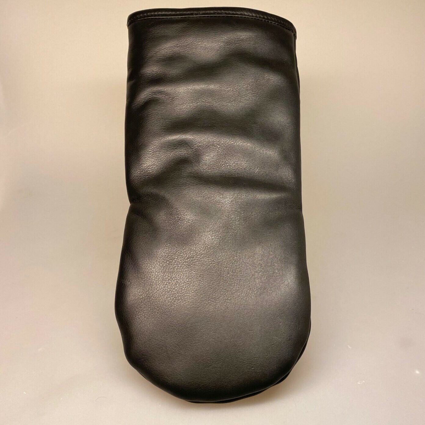 Grillhandske - Kraftigt læder - Sort, grillluffer, grillvanter, grill, weber, madlavning, mænd i køkkenet, kok, kokketilbehør, læder, skind, klassisk, luksus, lækkert, kvalitet, billigt, dansk, design, tv køkkenet, god morgen danmark, gaven, til manden der har alt, mandegaver,