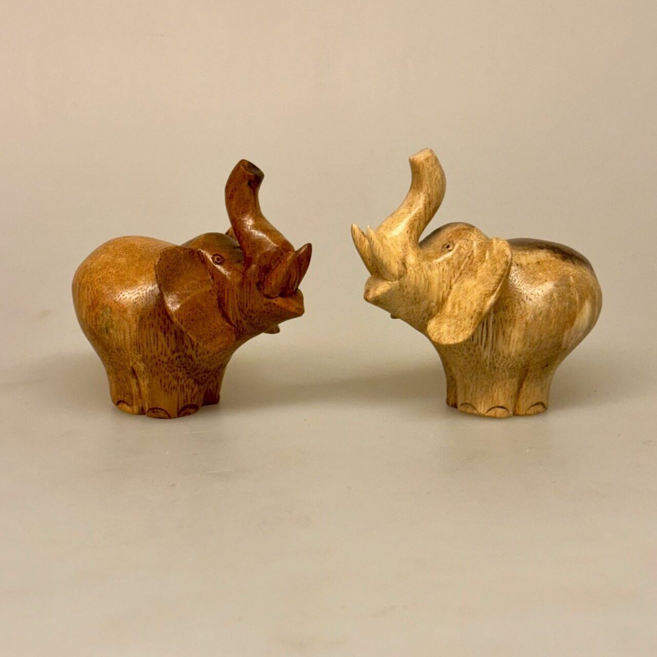 Håndskåret Elefant af Træ med Snabel op - Stor, elefantfigur, træelefant, elefanter, ting med elefanter, elephant, træfigur, kunsthåndværk, træskærearbejde, design, enkel, god stil, flot, speciel, træsnit, lille, figur, biti, ribe,, Elefant - Håndskåret af Træ - Mellem Brun med snabel op