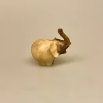 Håndskåret Elefant af Træ med snabel op - Lille, elefantfigur, træelefant, elefanter, ting med elefanter, elephant, træfigur, kunsthåndværk, træskærearbejde, design, enkel, god stil, flot, speciel, træsnit, lille, figur, biti, ribe,