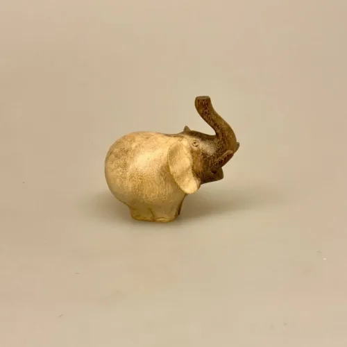 Håndskåret Elefant af Træ med snabel op - Lille, elefantfigur, træelefant, elefanter, ting med elefanter, elephant, træfigur, kunsthåndværk, træskærearbejde, design, enkel, god stil, flot, speciel, træsnit, lille, figur, biti, ribe,