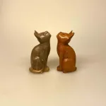 Kat - Håndskåret Træ Kigger op - S Brun, Kat - håndskåret træ - Kigger op L Brun, kat, katte, kattefigur, trækat, træfigur, dyr, af træ, håndlavet, træskærerarbejde, teak, mørkt træ, retro, 60'erne, klassisk, dansk, design, biti, ribe, cool, gaveide, gave