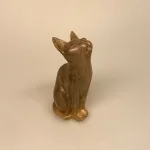 Kat - Håndskåret Træ Kigger op - S Grå, Kat - håndskåret træ - Kigger op L Brun, kat, katte, kattefigur, trækat, træfigur, dyr, af træ, håndlavet, træskærerarbejde, teak, mørkt træ, retro, 60'erne, klassisk, dansk, design, biti, ribe, cool, gaveide, gave