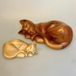 kat - håndskåret træ - Sovende XL, C-S-XL, Brun, trækat, træ kat, kat af træ, træfigur, kattefigur, pyntekat, nips, mis, missekat, katteting, ting med katte, gaveidé katte, katte tema, håndarbejde, træsnitterm træarbejde, kunsthåndværk, design, dansk, nordisk stil, indretning, brugskunst, biti, ribe