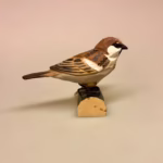 spurvefugl, danske fugle, fugle i farver, fuglefigur, model, træfugl, træfigur, wildlife garden, decobird, ornitolog, ornitologisk, samler, fugle, fugl, fugle entusiast, natur, den danske natur, fugleliv, gave, gaveide, jeg kigger på fugle, realistisk, naturlig, naturelsker, Biti, Ribe, Naturens fugle af træ – Gråspurv, WG