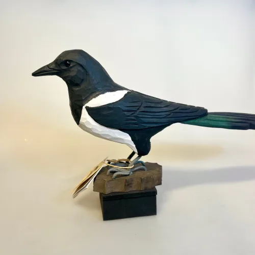 Naturens Fugle af Træ - Skade, husskade, magpie, wildlife garden, wg4456, elster, fugl, træfugl, håndsnittet, håndlavet, fugl, intelligens, klogskab, kvik, symbolsk, klog, smart, flot, stor, deko bird, dekorativ, gave, gaveide, videnskab, professor, spejlprøve, tyvagtig, tyv, biti, ribe, sverige, danske fugle, i farver, danmark, havens, haveliv