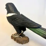 Naturens Fugle af Træ - Skade, husskade, magpie, wildlife garden, wg4456, elster, fugl, træfugl, håndsnittet, håndlavet, fugl, intelligens, klogskab, kvik, symbolsk, klog, smart, flot, stor, deko bird, dekorativ, gave, gaveide, videnskab, professor, spejlprøve, tyvagtig, tyv, biti, ribe, sverige, danske fugle, i farver, danmark, havens, haveliv