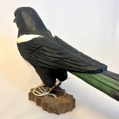Naturens Fugle af Træ - Skade, husskade, magpie, wildlife garden, wg4456, elster, fugl, træfugl, håndsnittet, håndlavet, fugl, intelligens, klogskab, kvik, symbolsk, klog, smart, flot, stor, deko bird, dekorativ, gave, gaveide, videnskab, professor, spejlprøve, tyvagtig, tyv, biti, ribe, sverige, danske fugle, i farver, danmark, havens, haveliv