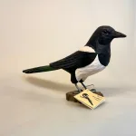 Naturens Fugle af Træ - Skade, husskade, magpie, wildlife garden, wg4456, elster, fugl, træfugl, håndsnittet, håndlavet, fugl, intelligens, klogskab, kvik, symbolsk, klog, smart, flot, stor, deko bird, dekorativ, gave, gaveide, videnskab, professor, spejlprøve, tyvagtig, tyv, biti, ribe, sverige, danske fugle, i farver, danmark, havens, haveliv