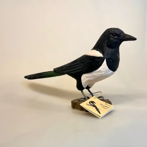 Naturens Fugle af Træ - Skade, husskade, magpie, wildlife garden, wg4456, elster, fugl, træfugl, håndsnittet, håndlavet, fugl, intelligens, klogskab, kvik, symbolsk, klog, smart, flot, stor, deko bird, dekorativ, gave, gaveide, videnskab, professor, spejlprøve, tyvagtig, tyv, biti, ribe, sverige, danske fugle, i farver, danmark, havens, haveliv