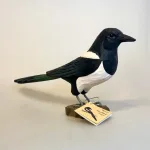 Naturens Fugle af Træ - Skade, husskade, magpie, wildlife garden, wg4456, elster, fugl, træfugl, håndsnittet, håndlavet, fugl, intelligens, klogskab, kvik, symbolsk, klog, smart, flot, stor, deko bird, dekorativ, gave, gaveide, videnskab, professor, spejlprøve, tyvagtig, tyv, biti, ribe, sverige, danske fugle, i farver, danmark, havens, haveliv