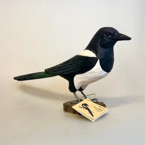 Naturens Fugle af Træ - Skade, husskade, magpie, wildlife garden, wg4456, elster, fugl, træfugl, håndsnittet, håndlavet, fugl, intelligens, klogskab, kvik, symbolsk, klog, smart, flot, stor, deko bird, dekorativ, gave, gaveide, videnskab, professor, spejlprøve, tyvagtig, tyv, biti, ribe, sverige, danske fugle, i farver, danmark, havens, haveliv