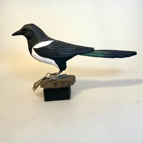 Naturens Fugle af Træ - Skade, husskade, magpie, wildlife garden, wg4456, elster, fugl, træfugl, håndsnittet, håndlavet, fugl, intelligens, klogskab, kvik, symbolsk, klog, smart, flot, stor, deko bird, dekorativ, gave, gaveide, videnskab, professor, spejlprøve, tyvagtig, tyv, biti, ribe, sverige, danske fugle, i farver, danmark, havens, haveliv