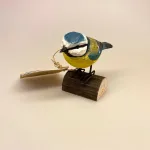 Naturens fugle af træ - Blåmejse, mejse, mejsefugle, fugl, træfugl, træfugle, fugle af træ, håndlavet, håndsnittet, træarbejde, håndværk, kunsthåndværk, naturlige fugle, naturtro, rigtig størrelse, flot, kvalitet, svenske, Wildlife Garden, Biti, Ribe, sort sol, vadehavet, nationalpark, fugleinteresserede, natur interesseret, ting med fugle, fuglefigur, blåmejse,