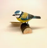 Naturens fugle af træ - Blåmejse, mejse, mejsefugle, fugl, træfugl, træfugle, fugle af træ, håndlavet, håndsnittet, træarbejde, håndværk, kunsthåndværk, naturlige fugle, naturtro, rigtig størrelse, flot, kvalitet, svenske, Wildlife Garden, Biti, Ribe, sort sol, vadehavet, nationalpark, fugleinteresserede, natur interesseret, ting med fugle, fuglefigur, blåmejse,