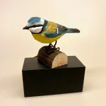 Naturens fugle af træ - Blåmejse, mejse, mejsefugle, fugl, træfugl, træfugle, fugle af træ, håndlavet, håndsnittet, træarbejde, håndværk, kunsthåndværk, naturlige fugle, naturtro, rigtig størrelse, flot, kvalitet, svenske, Wildlife Garden, Biti, Ribe, sort sol, vadehavet, nationalpark, fugleinteresserede, natur interesseret, ting med fugle, fuglefigur, blåmejse,