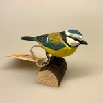 Naturens fugle af træ - Blåmejse, mejse, mejsefugle, fugl, træfugl, træfugle, fugle af træ, håndlavet, håndsnittet, træarbejde, håndværk, kunsthåndværk, naturlige fugle, naturtro, rigtig størrelse, flot, kvalitet, svenske, Wildlife Garden, Biti, Ribe, sort sol, vadehavet, nationalpark, fugleinteresserede, natur interesseret, ting med fugle, fuglefigur, blåmejse,