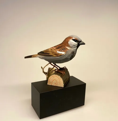House sparrow, spurvefugl, danske fugle, fugle i farver, fuglefigur, model, træfugl, træfigur, wildlife garden, decobird, ornitolog, ornitologisk, samler, fugle, fugl, fugle entusiast, natur, den danske natur, fugleliv, gave, gaveide, jeg kigger på fugle, realistisk, naturlig, naturelsker, Biti, Ribe,Naturens fugle af træ - Gråspurv