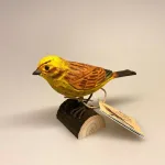 Naturens fugle af træ - Gulspurv, Wildlife Garden, svenske, træfugle, naturlige, fugle af træ, håndlavede træfugle, fuglefigur, fugle, fugl, naturtro, realistiske, skala, 1:1, fuglefigurer, naturelskere, udeliv, udendørsliv, nature, fugle i haven, fugle i farver, fauna, naturlige fugle, ornitolog, ornitologiske, ægte, flot, håndværk, kunsthåndværk, jeg kigger på fugle, fugleinteresseret, ting med fugle, fuglekikkert, gaveide, gave, dekobirds, deco bird, dekorationsfugl, dekorativ, håndsnittede, Biti, Ribe, sort sol, vadehavet, nationalpark