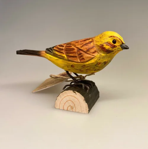 Naturens fugle af træ - Gulspurv, Wildlife Garden, svenske, træfugle, naturlige, fugle af træ, håndlavede træfugle, fuglefigur, fugle, fugl, naturtro, realistiske, skala, 1:1, fuglefigurer, naturelskere, udeliv, udendørsliv, nature, fugle i haven, fugle i farver, fauna, naturlige fugle, ornitolog, ornitologiske, ægte, flot, håndværk, kunsthåndværk, jeg kigger på fugle, fugleinteresseret, ting med fugle, fuglekikkert, gaveide, gave, dekobirds, deco bird, dekorationsfugl, dekorativ, håndsnittede, Biti, Ribe, sort sol, vadehavet, nationalpark