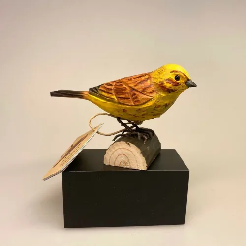 Naturens fugle af træ - Gulspurv, Wildlife Garden, svenske, træfugle, naturlige, fugle af træ, håndlavede træfugle, fuglefigur, fugle, fugl, naturtro, realistiske, skala, 1:1, fuglefigurer, naturelskere, udeliv, udendørsliv, nature, fugle i haven, fugle i farver, fauna, naturlige fugle, ornitolog, ornitologiske, ægte, flot, håndværk, kunsthåndværk, jeg kigger på fugle, fugleinteresseret, ting med fugle, fuglekikkert, gaveide, gave, dekobirds, deco bird, dekorationsfugl, dekorativ, håndsnittede, Biti, Ribe, sort sol, vadehavet, nationalpark