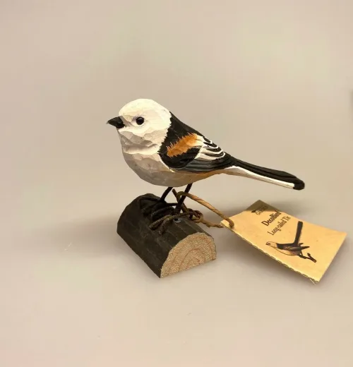 Naturens fugle af træ - Halemejse, long-tailed tit, spurvefugl, danske fugle, fugle i farver, fuglefigur, model, træfugl, træfigur, wildlife garden, decobird, ornitolog, ornitologisk, samler, fugle, fugl, fugle entusiast, natur, den danske natur, fugleliv, gave, gaveide, jeg kigger på fugle, realistisk, naturlig, naturelsker, Biti, Ribe