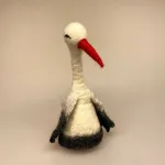 Stork i filtet uld, filtstork, stork langeben, baby, lille ny, familieforøgelse, sidste skud på stammen, storken kommer, babyshower, barnedåb, dåbsgave, barselsgave, stork udenfor, med baby, med de små, børn, pynt, finurlig, en gry og en sif, hondlavet, filtet, uld, uldfilt, storkefigur, biti, ribe, storkenes by, storkerede, vadehavet,