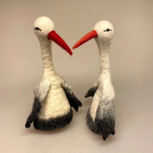 Stork i filtet uld, filtstork, stork langeben, baby, lille ny, familieforøgelse, sidste skud på stammen, storken kommer, babyshower, barnedåb, dåbsgave, barselsgave, stork udenfor, med baby, med de små, børn, pynt, finurlig, en gry og en sif, hondlavet, filtet, uld, uldfilt, storkefigur, biti, ribe, storkenes by, storkerede, vadehavet,