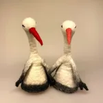 Stork i filtet uld, filtstork, stork langeben, baby, lille ny, familieforøgelse, sidste skud på stammen, storken kommer, babyshower, barnedåb, dåbsgave, barselsgave, stork udenfor, med baby, med de små, børn, pynt, finurlig, en gry og en sif, hondlavet, filtet, uld, uldfilt, storkefigur, biti, ribe, storkenes by, storkerede, vadehavet,
