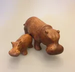 Flodhest - Håndskåret af træ - Brun lille S stor L