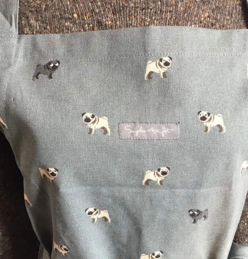 Forklæde i Bomuld med tryk - Unisex - Mops, mops, mopser, pug, möpse, hund, hunde, ting med, køkken, forklæde, til mænd, til herrer, til damer, sophie allport, apron, pug life, køkkentekstiler, gave, gaveide, mopshund, julegave, flot, kvalitet, lækkert, tryk, engelsk, smukt, biti, ribe