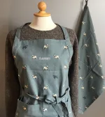 Forklæde i Bomuld med tryk - Unisex - Mops, mops, mopser, pug, möpse, hund, hunde, ting med, køkken, forklæde, til mænd, til herrer, til damer, sophie allport, apron, pug life, køkkentekstiler, gave, gaveide, mopshund, julegave, flot, kvalitet, lækkert, tryk, engelsk, smukt, biti, ribe