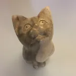 Kat - håndskåret - Trækat der "Kigger op" XL Grå