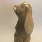 Kat - håndskåret - Trækat der "Kigger op" XL Grå