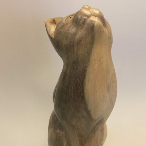 Kat - håndskåret - Trækat der "Kigger op" XL Grå