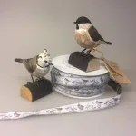 Naturens fugle - Wildlife garden - håndskåret af træ - Sumpmejse - Gråmejse, træfugl, fugl, skandinavisk, træarbejde, håndlavet, danske fugle, fugle i farver, danmarks fugle, danske fauna,