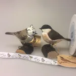 Naturens fugle - Wildlife garden - håndskåret af træ - Sumpmejse - Gråmejse, træfugl, fugl, skandinavisk, træarbejde, håndlavet, danske fugle, fugle i farver, danmarks fugle, danske fauna,