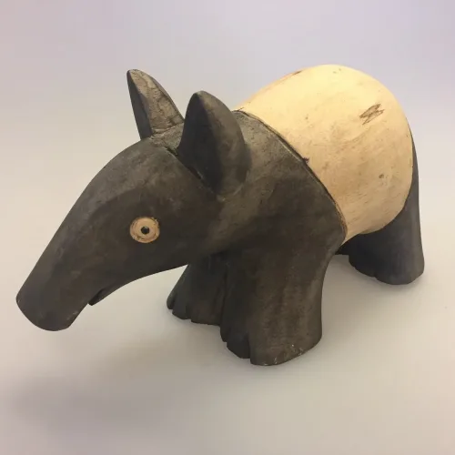 Tapir - Håndskåret af Træ, schabrackentapir, mellem, cw-39M, tapirer, tapirpapir, sjove, vilde, dyr, zoo, zoologisk have, myresluger, tryne, gris, bælte, træfigur, trædyr, håndlavet, håndsnittede, håndlavede, træskærearbejde, træsnit, trædyr, dyr af træ, zoolog, biologi, færdig, biolog, dyrepasser, symbolsk, gave, gaveide, biti, ribe