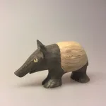 Tapir - Håndskåret af Træ, schabrackentapir, mellem, cw-39M, tapirer, tapirpapir, sjove, vilde, dyr, zoo, zoologisk have, myresluger, tryne, gris, bælte, træfigur, trædyr, håndlavet, håndsnittede, håndlavede, træskærearbejde, træsnit, trædyr, dyr af træ, zoolog, biologi, færdig, biolog, dyrepasser, symbolsk, gave, gaveide, biti, ribe