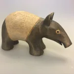 Tapir - Håndskåret af Træ, schabrackentapir, mellem, cw-39M, tapirer, tapirpapir, sjove, vilde, dyr, zoo, zoologisk have, myresluger, tryne, gris, bælte, træfigur, trædyr, håndlavet, håndsnittede, håndlavede, træskærearbejde, træsnit, trædyr, dyr af træ, zoolog, biologi, færdig, biolog, dyrepasser, symbolsk, gave, gaveide, biti, ribe