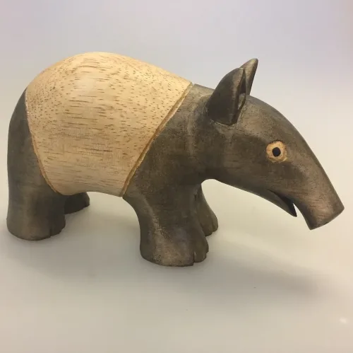 Tapir - Håndskåret af Træ, schabrackentapir, mellem, cw-39M, tapirer, tapirpapir, sjove, vilde, dyr, zoo, zoologisk have, myresluger, tryne, gris, bælte, træfigur, trædyr, håndlavet, håndsnittede, håndlavede, træskærearbejde, træsnit, trædyr, dyr af træ, zoolog, biologi, færdig, biolog, dyrepasser, symbolsk, gave, gaveide, biti, ribe